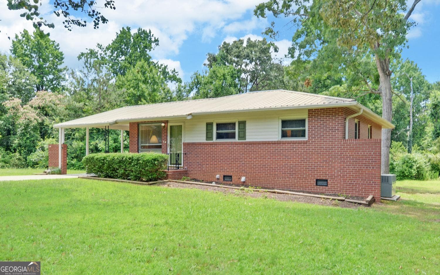 3 bedroom, 1.5 bathroom, 950 sq ft single family residence for sale at 60 Kelsey Drive, Hartwell, GA 30643