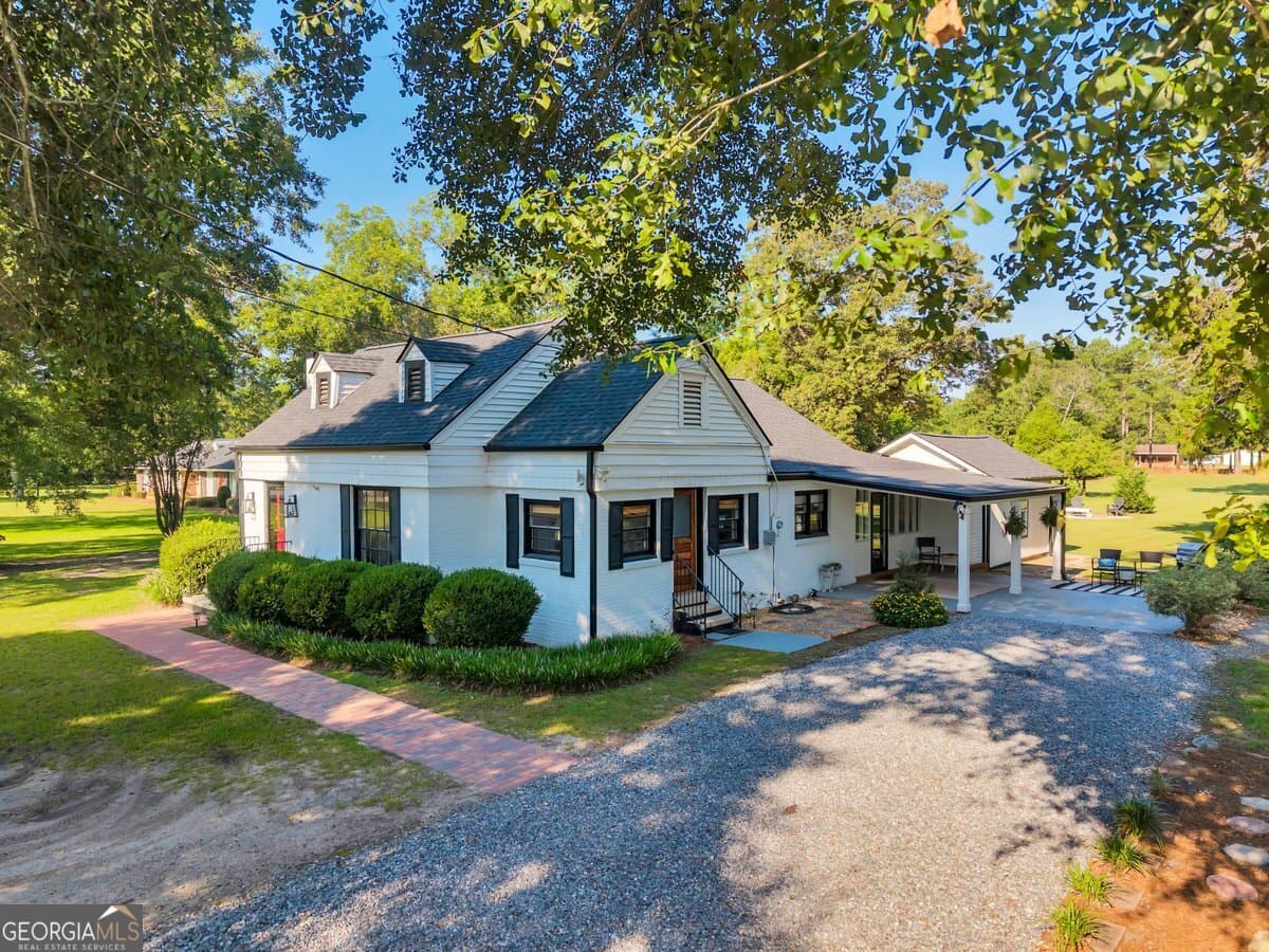 3 bedroom, 2 bathroom, 2,173 sq ft single family residence for sale at 613 N 3rd Street, Vienna, GA 31092 — photo 3