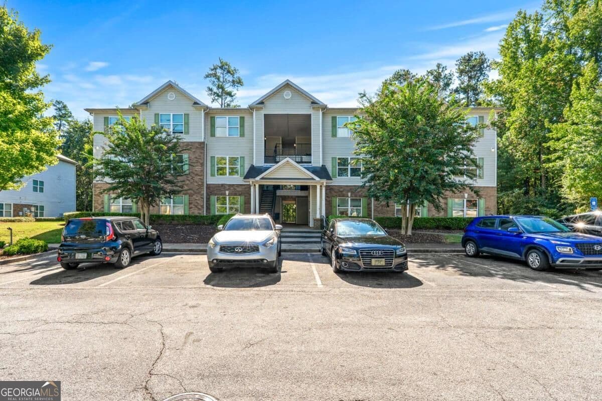 3 bedroom, 2 bathroom, 1,292 sq ft condominium for rent at 9202 Fairington Ridg Circle, Lithonia, GA 30038 for $1,375 a month — photo 1 of 20