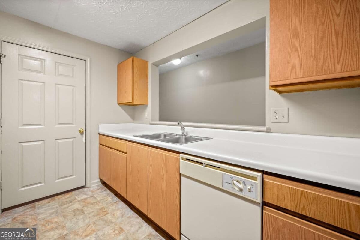 3 bedroom, 2 bathroom, 1,292 sq ft condominium for rent at 9202 Fairington Ridg Circle, Lithonia, GA 30038 for $1,375 a month — photo 8