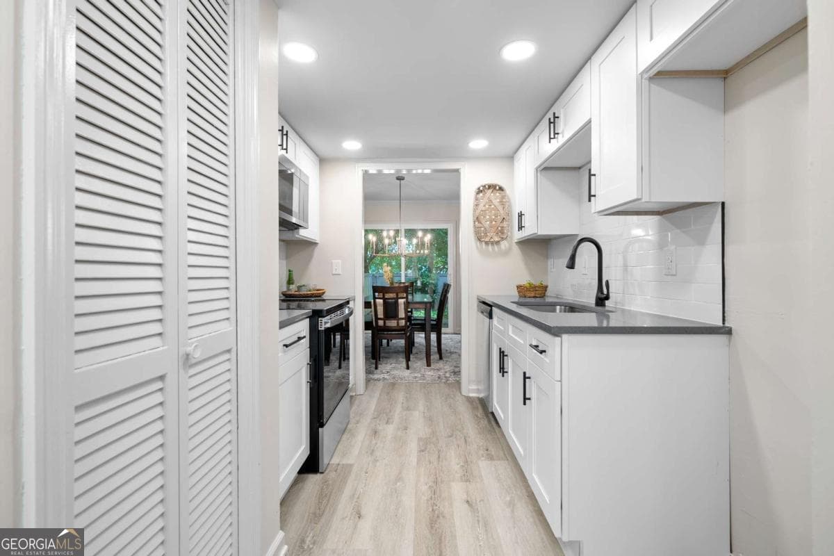 3 bedroom, 2.5 bathroom, 1,516 sq ft condominium for sale at 922 Cedar Creek, Marietta, GA 30067 — photo 7