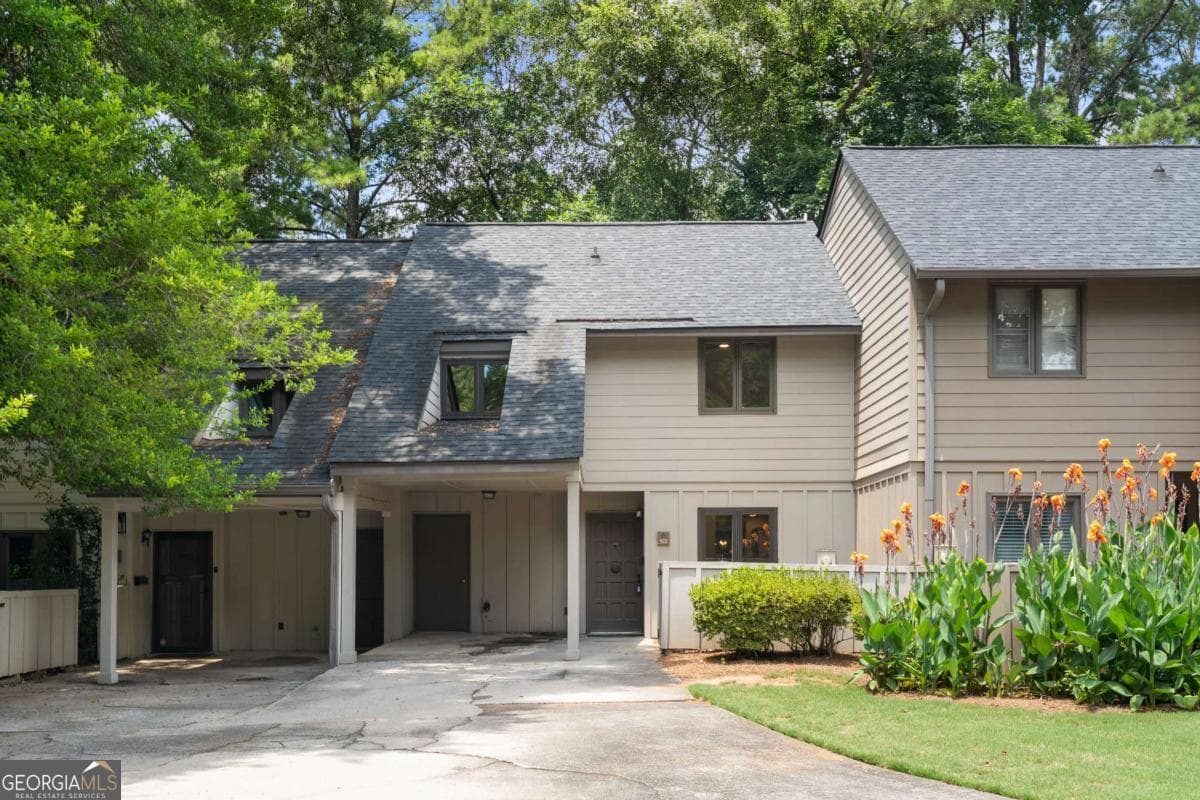 3 bedroom, 2.5 bathroom, 1,516 sq ft condominium for sale at 922 Cedar Creek, Marietta, GA 30067