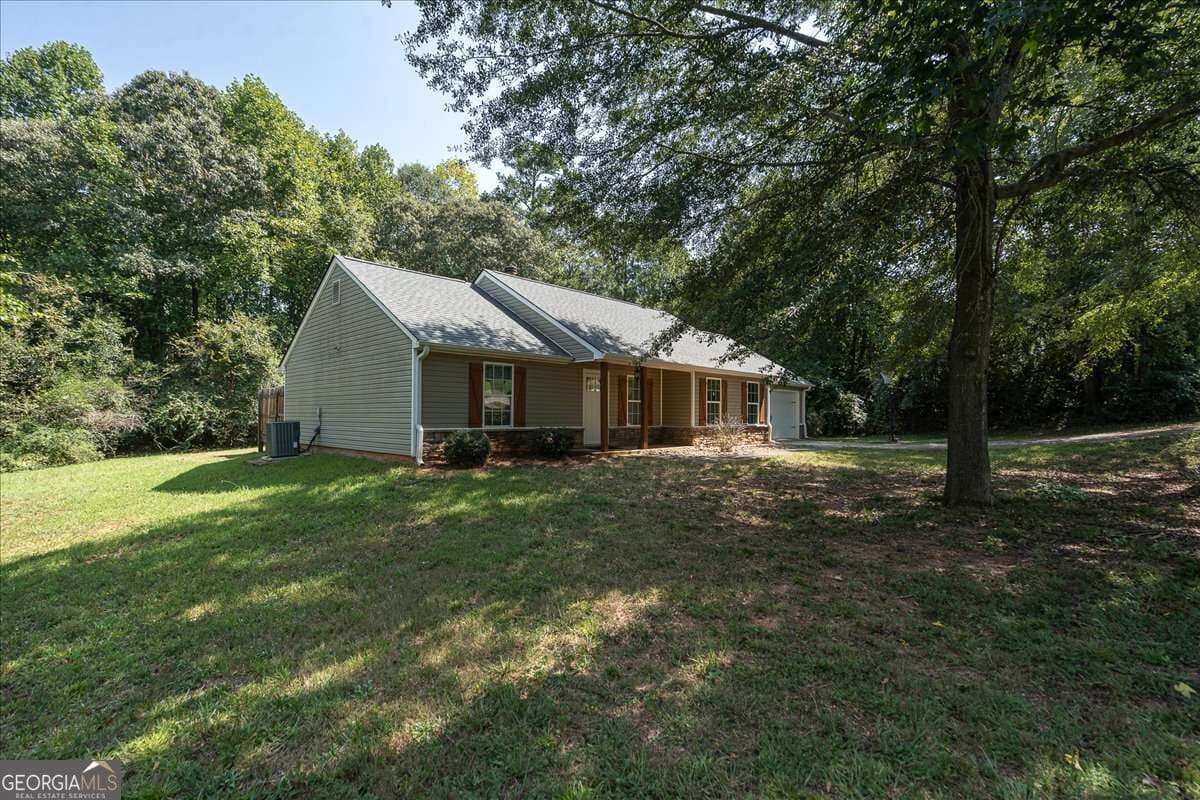 3 bedroom, 2 bathroom, 1,469 sq ft single family residence for sale at 417 Beacon Drive, Maysville, GA 30558 — photo 2