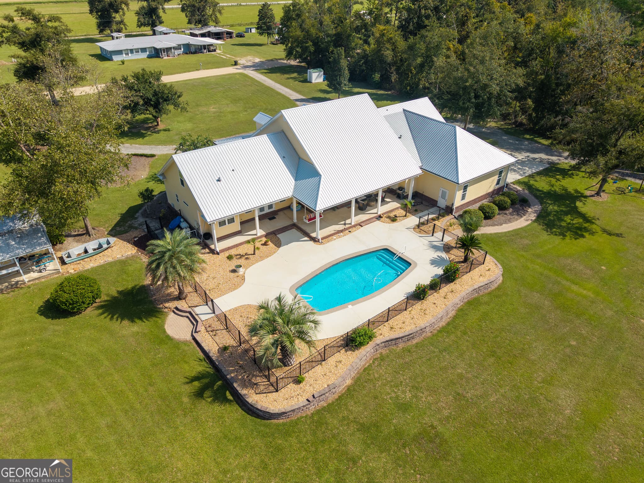 4 bedroom, 4.5 bathroom, 3,636 sq ft single family residence for sale at 4221 Hickory Grove Road, Valdosta, GA 31606 — photo 2