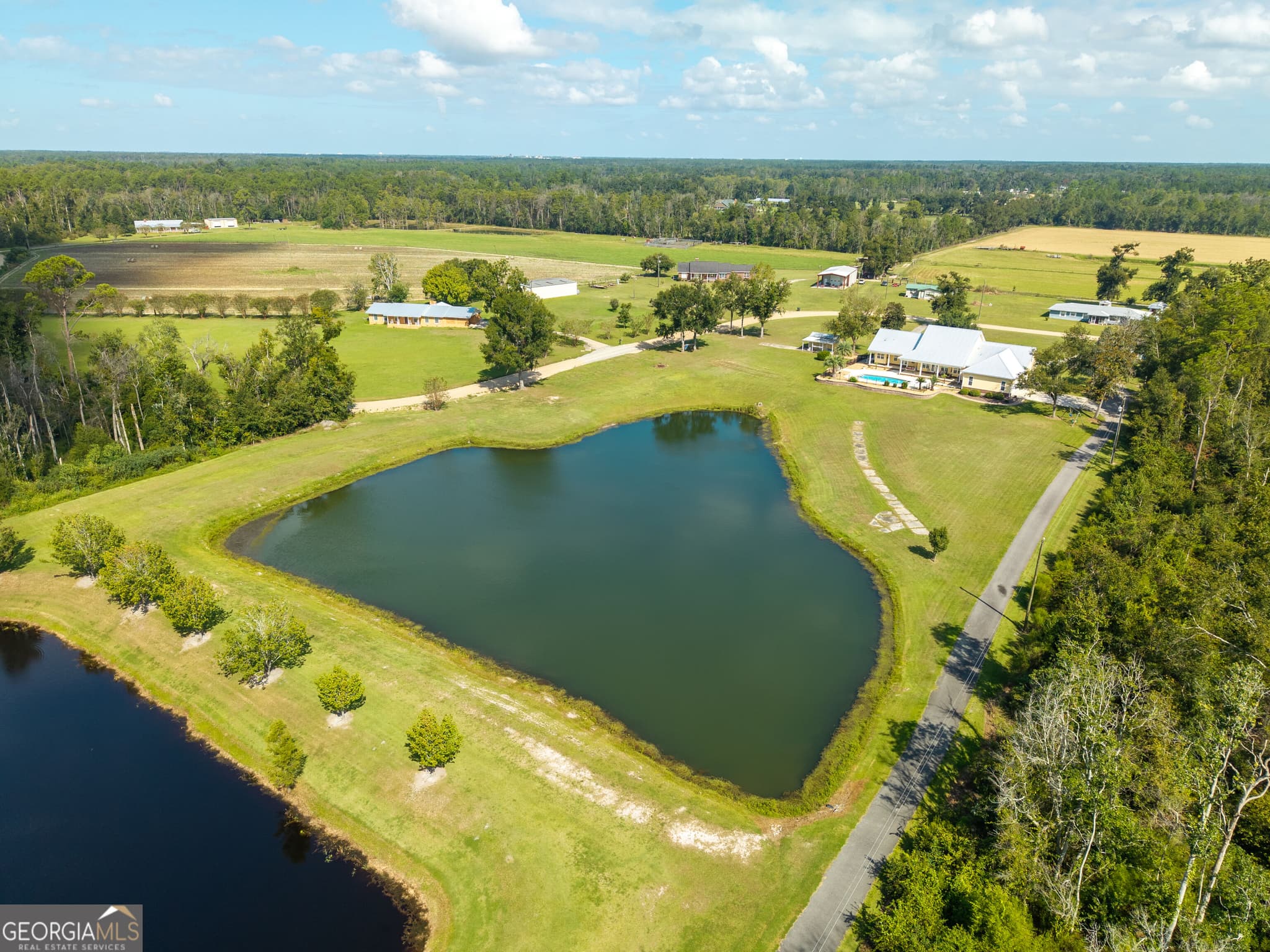 4 bedroom, 4.5 bathroom, 3,636 sq ft single family residence for sale at 4221 Hickory Grove Road, Valdosta, GA 31606 — photo 4