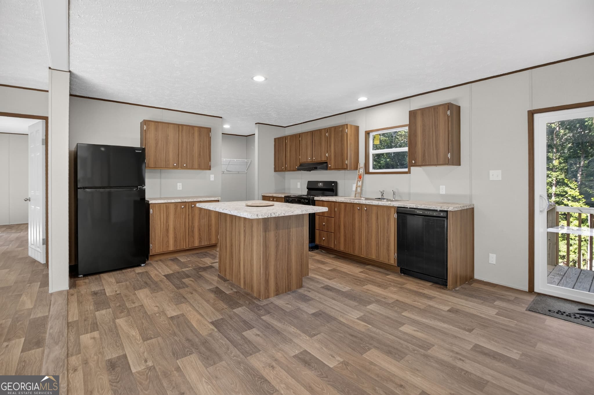 3 bedroom, 2 bathroom, 1,568 sq ft manufactured home,single family residence for sale at 137 Mill Run Drive, Comer, GA 30629 — photo 6
