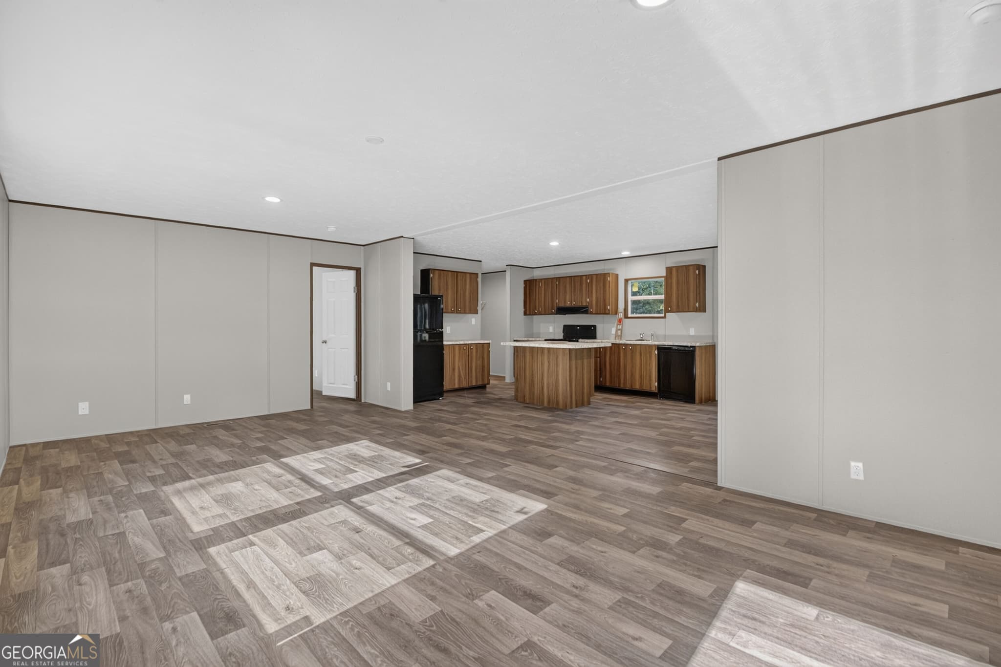 3 bedroom, 2 bathroom, 1,568 sq ft manufactured home,single family residence for sale at 137 Mill Run Drive, Comer, GA 30629 — photo 3