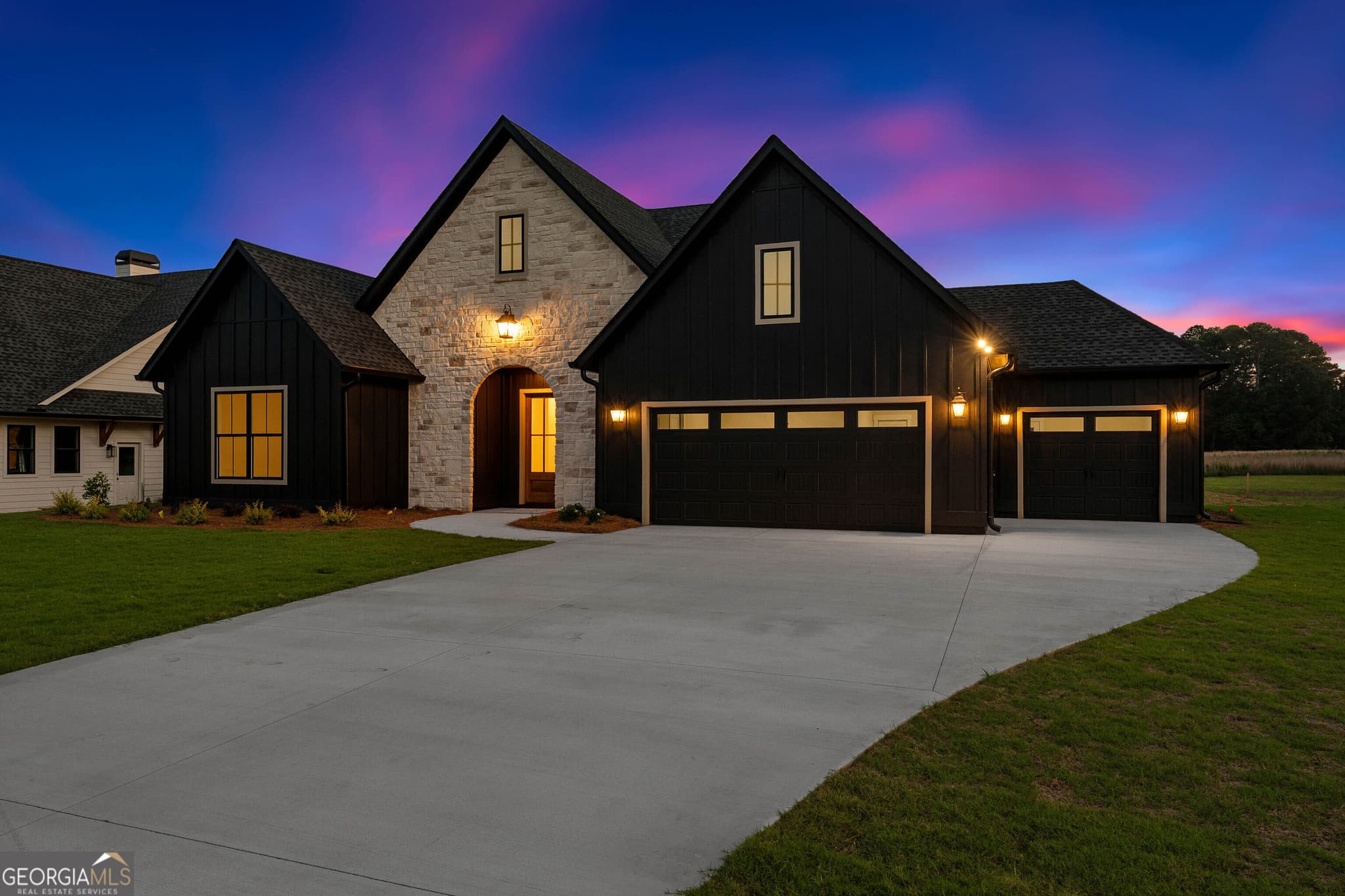 3 bedroom, 2 bathroom, 2,186 sq ft single family residence for sale at 28 South Pointe Drive, Hartwell, GA 30643 — photo 3