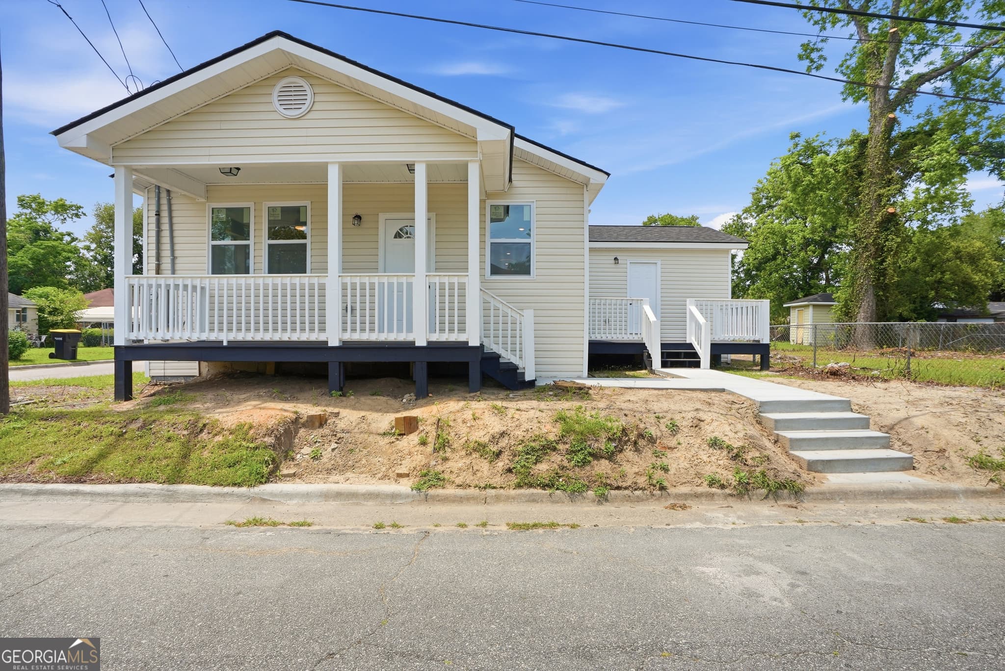 3 bedroom, 1 bathroom single family residence sold at 211 Jenks Street, Savannah, GA 31415