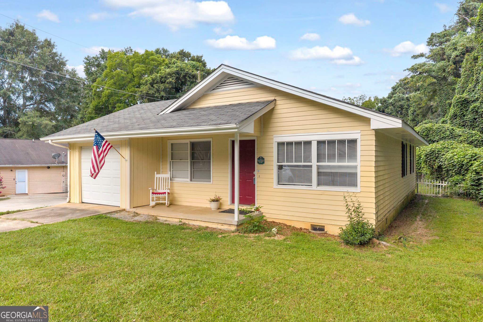 3 bedroom, 1.5 bathroom, 1,101 sq ft single family residence for sale at 514 S Broad Street, Toccoa, GA 30577 — photo 2