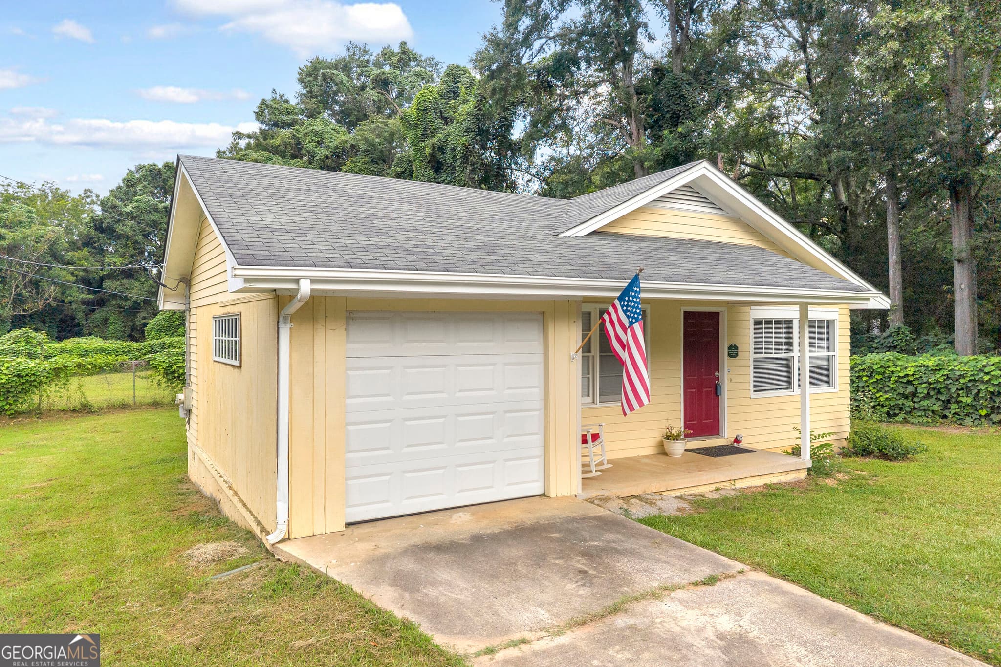 3 bedroom, 1.5 bathroom, 1,101 sq ft single family residence for sale at 514 S Broad Street, Toccoa, GA 30577 — photo 3