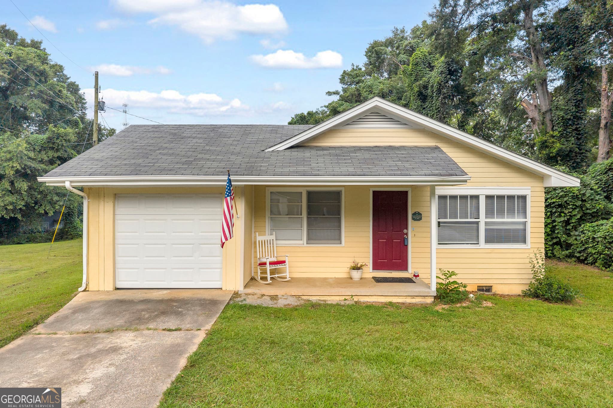 3 bedroom, 1.5 bathroom, 1,101 sq ft single family residence for sale at 514 S Broad Street, Toccoa, GA 30577 — photo 1 of 34