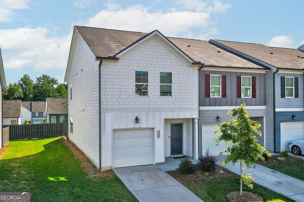 3 bedroom, 2.5 bathroom, 1,383 sq ft townhouse for sale at 131 Regent Park, Hoschton, GA 30548 — photo 2