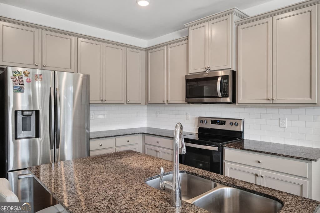 3 bedroom, 2.5 bathroom, 1,383 sq ft townhouse for sale at 131 Regent Park, Hoschton, GA 30548 — photo 6