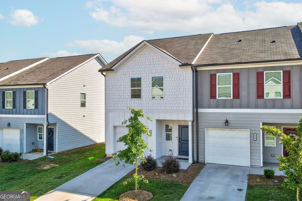 3 bedroom, 2.5 bathroom, 1,383 sq ft townhouse for sale at 131 Regent Park, Hoschton, GA 30548 — photo 3