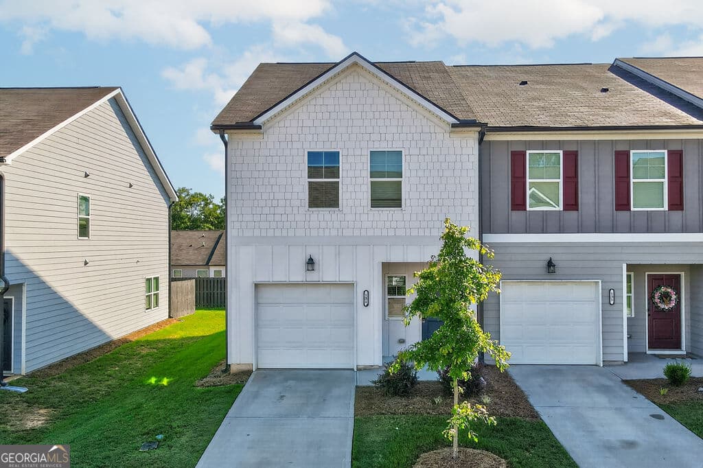 3 bedroom, 2.5 bathroom, 1,383 sq ft townhouse for sale at 131 Regent Park, Hoschton, GA 30548 — photo 1 of 32