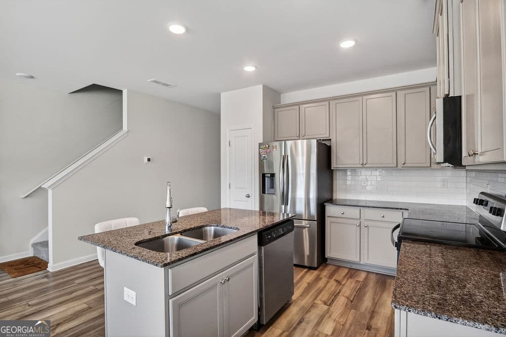3 bedroom, 2.5 bathroom, 1,383 sq ft townhouse for sale at 131 Regent Park, Hoschton, GA 30548 — photo 9