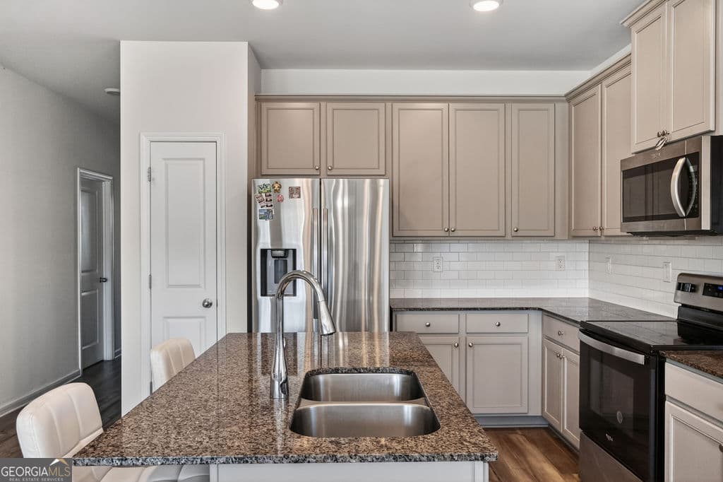 3 bedroom, 2.5 bathroom, 1,383 sq ft townhouse for sale at 131 Regent Park, Hoschton, GA 30548 — photo 8