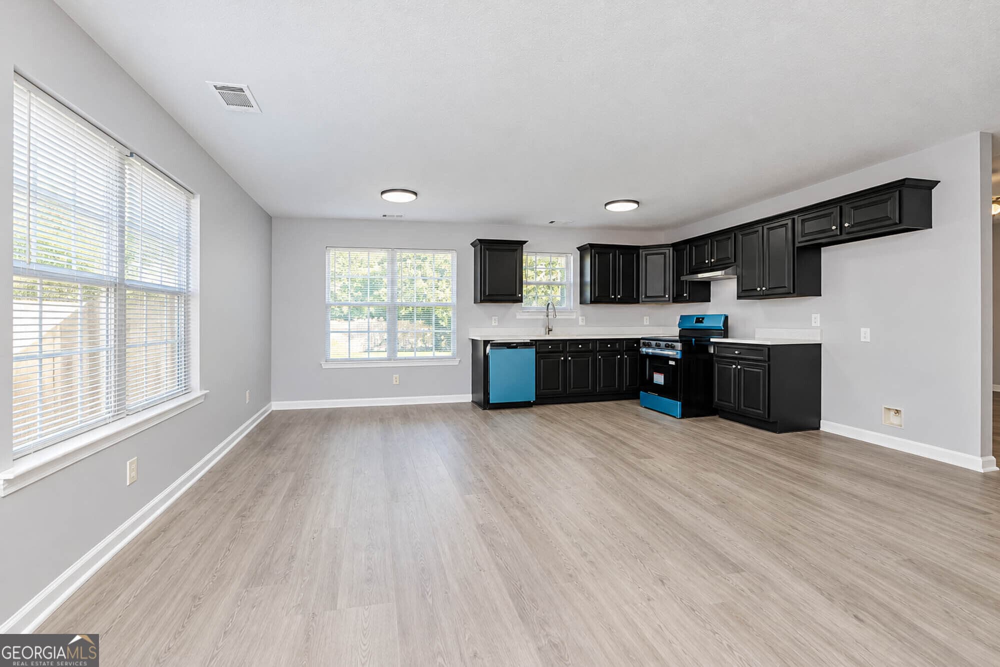 3 bedroom, 2 bathroom, 1,551 sq ft single family residence for sale at 216 Laurel Woods Drive, Warner Robins, GA 31088 — photo 7