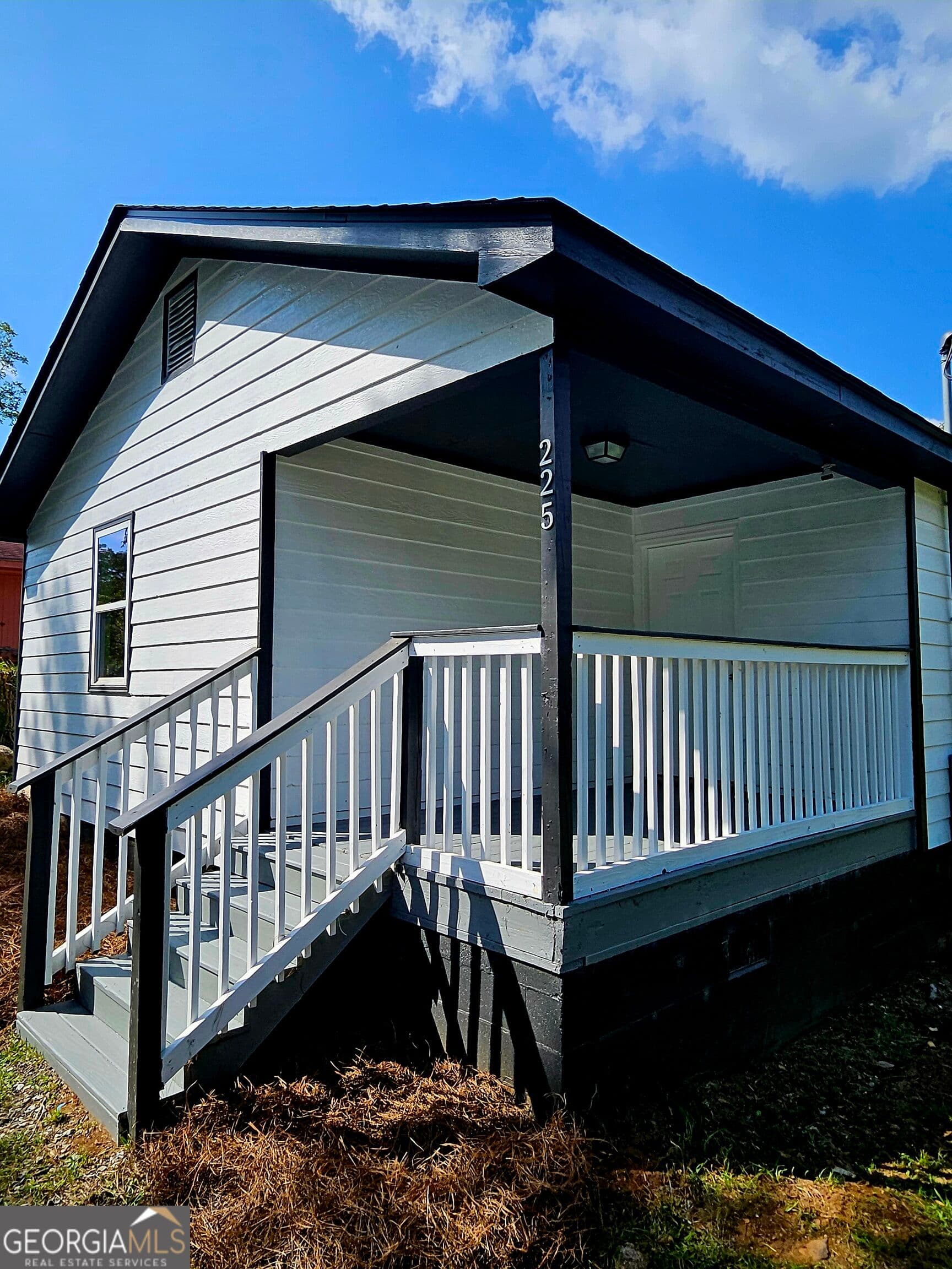 3 bedroom, 1 bathroom, 984 sq ft single family residence for sale at 225 W Tinsley Street, Griffin, GA 30223 — photo 2
