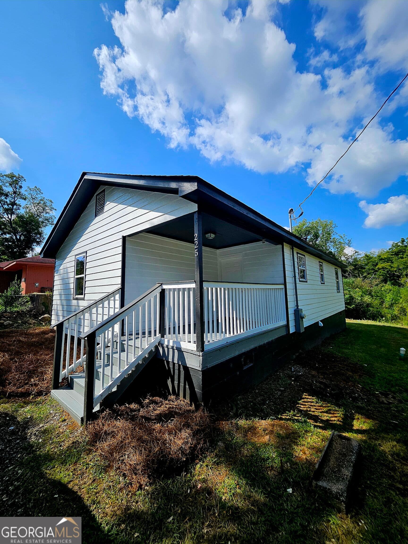 3 bedroom, 1 bathroom, 984 sq ft single family residence for sale at 225 W Tinsley Street, Griffin, GA 30223 — photo 3