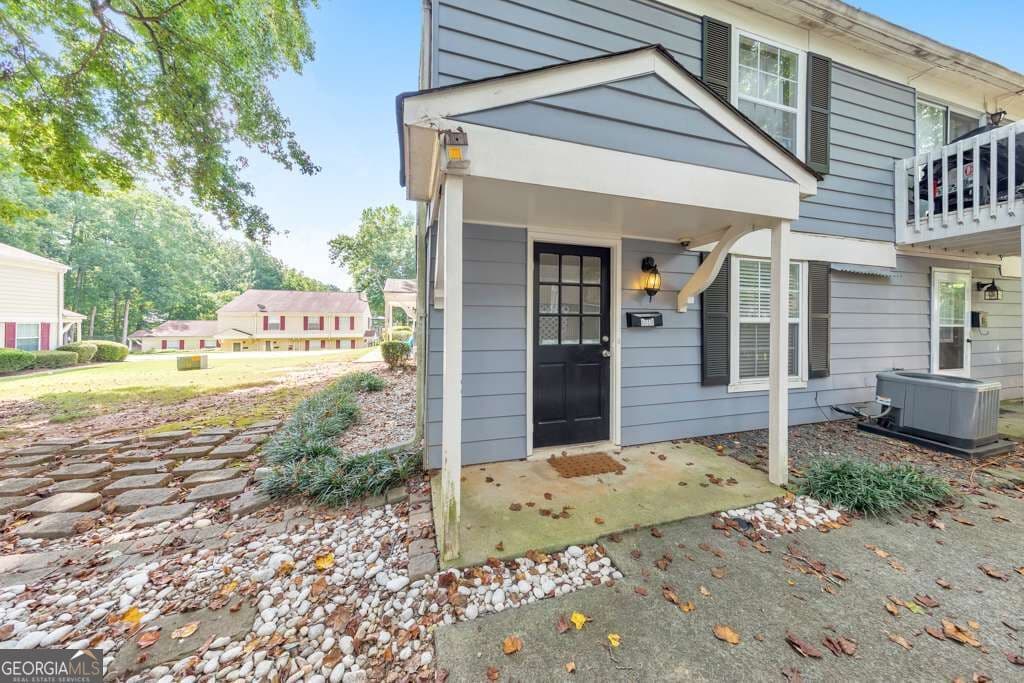 2 bedroom, 1 bathroom, 969 sq ft condominium for sale at 1313 Surrey Lane, Marietta, GA 30008 — photo 2