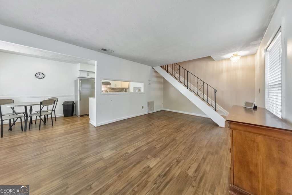 2 bedroom, 1 bathroom, 969 sq ft condominium for sale at 1313 Surrey Lane, Marietta, GA 30008 — photo 3