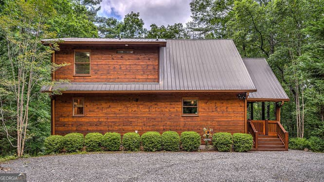 3 bedroom, 3.5 bathroom, 2,620 sq ft cabin,single family residence for sale at 395 Mill Creek Acres, Blue Ridge, GA 30513 — photo 2