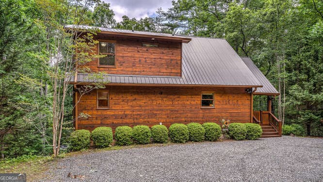 3 bedroom, 3.5 bathroom, 2,620 sq ft cabin,single family residence for sale at 395 Mill Creek Acres, Blue Ridge, GA 30513 — photo 3