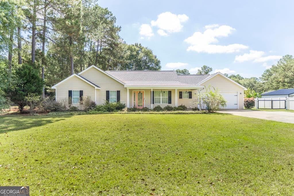 3 bedroom, 2 bathroom, 1,495 sq ft single family residence under contract at 461 Columbus Highway, Hawkinsville, GA 31036