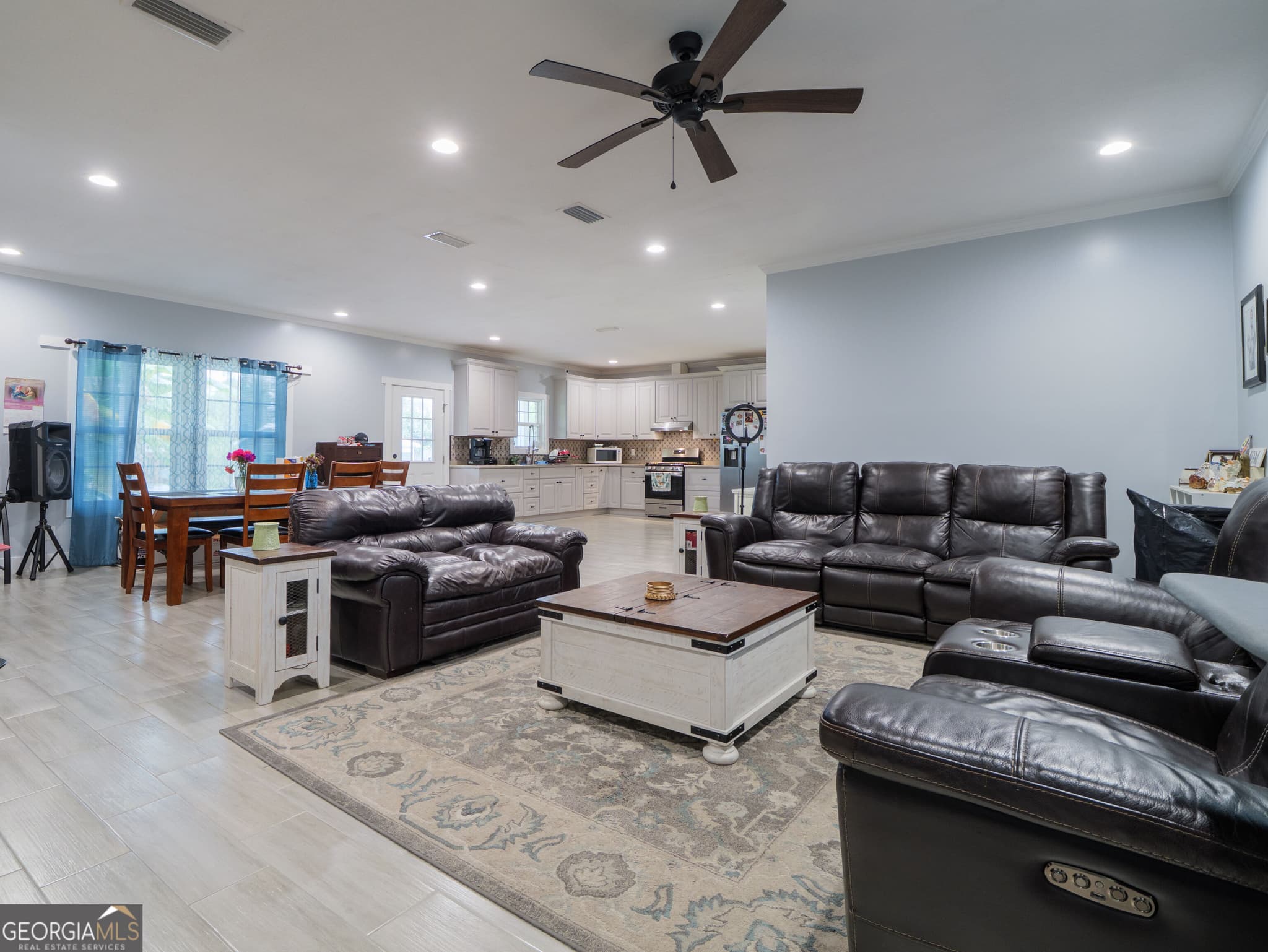 3 bedroom, 2 bathroom, 1,919 sq ft single family residence for sale at 2301 Azalea Drive, Valdosta, GA 31602 — photo 6