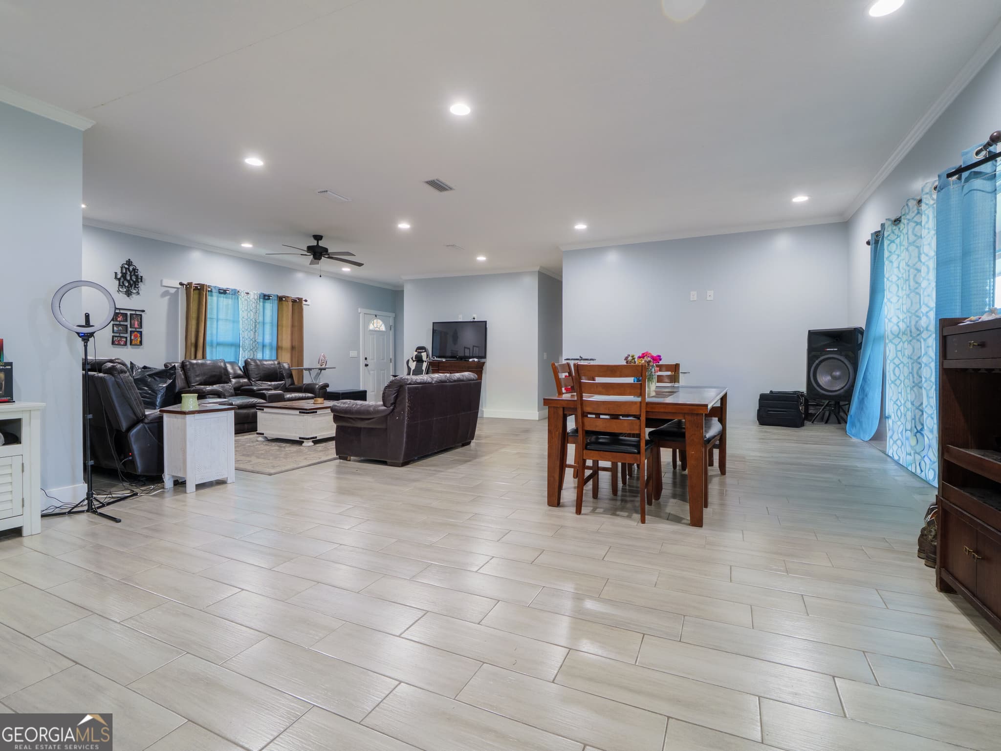 3 bedroom, 2 bathroom, 1,919 sq ft single family residence for sale at 2301 Azalea Drive, Valdosta, GA 31602 — photo 3
