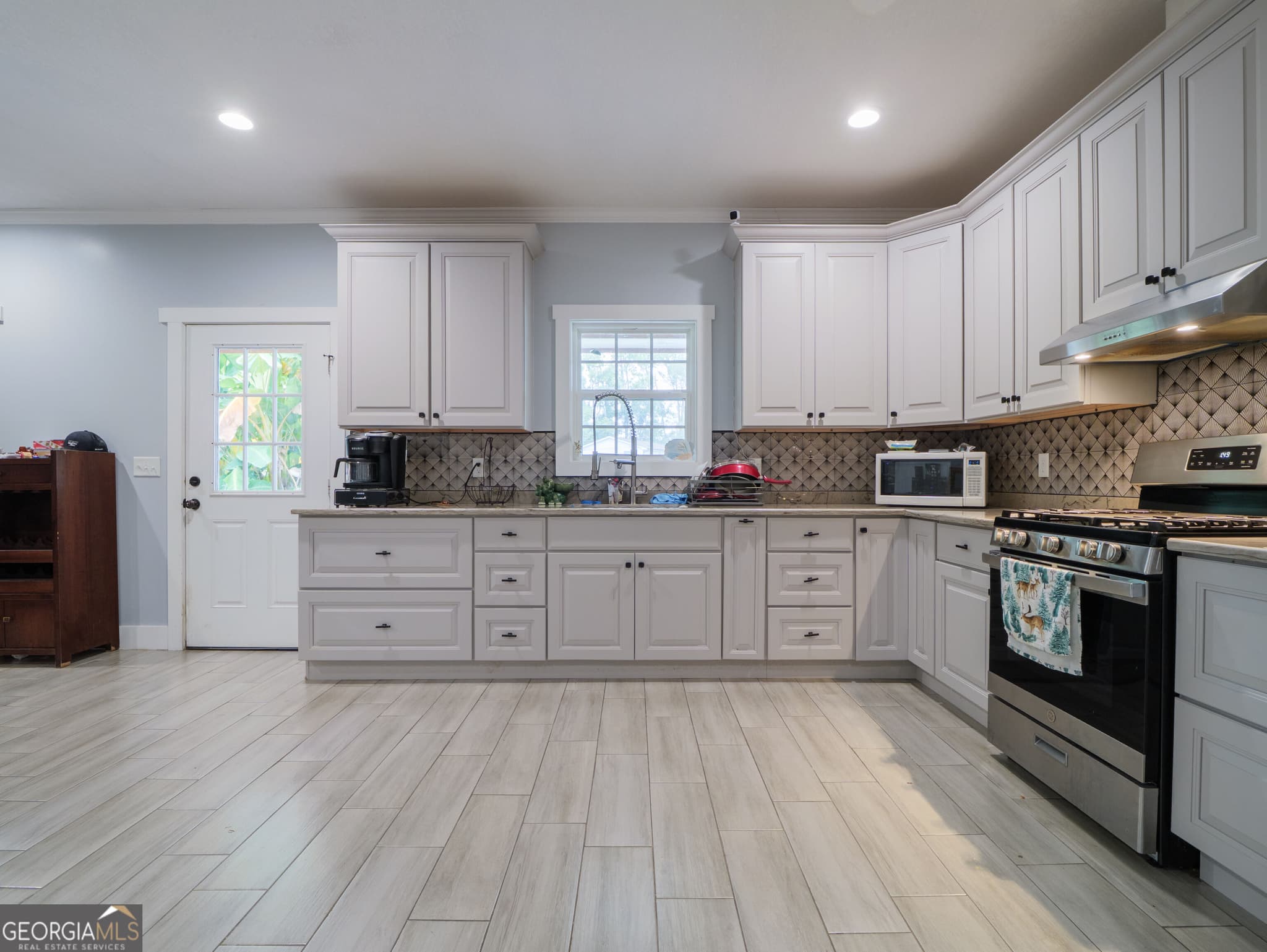 3 bedroom, 2 bathroom, 1,919 sq ft single family residence for sale at 2301 Azalea Drive, Valdosta, GA 31602 — photo 9