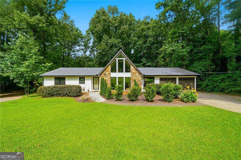 3 bedroom, 2.5 bathroom, 2,669 sq ft single family residence sold at 3043 S Meadow Court, Marietta, GA 30062