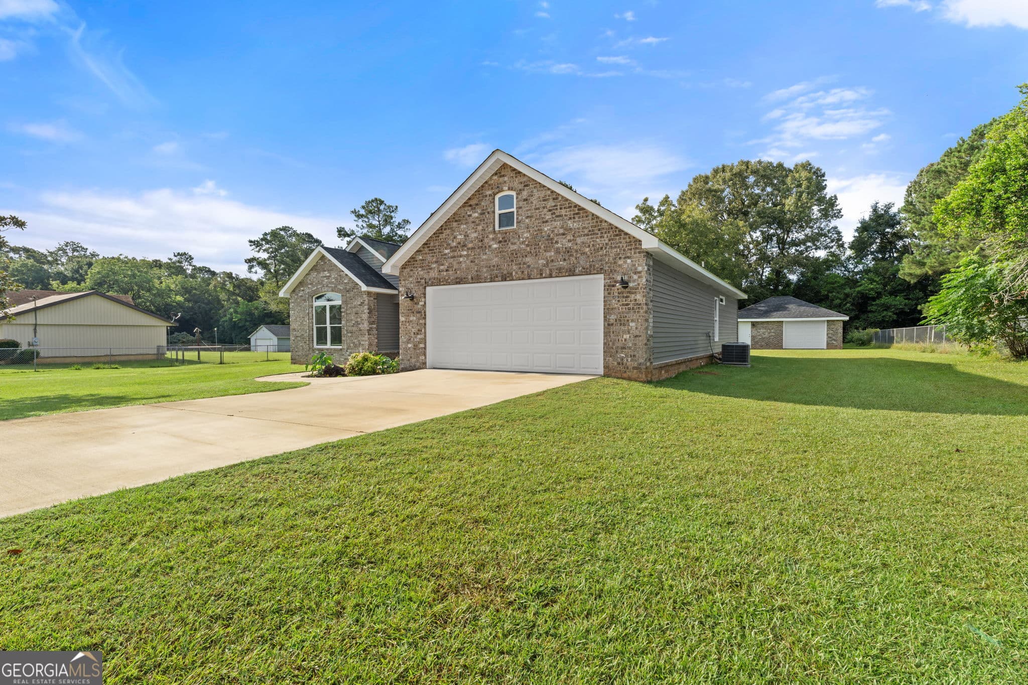 4 bedroom, 3 bathroom, 1,764 sq ft single family residence for sale at 114 Water Drive, Warner Robins, GA 31088 — photo 2