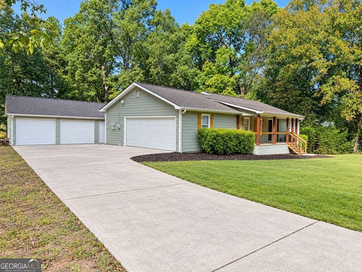 2 bedroom, 2 bathroom, 1,426 sq ft single family residence for sale at 611 Calloway Drive, Rockmart, GA 30153 — photo 1 of 56