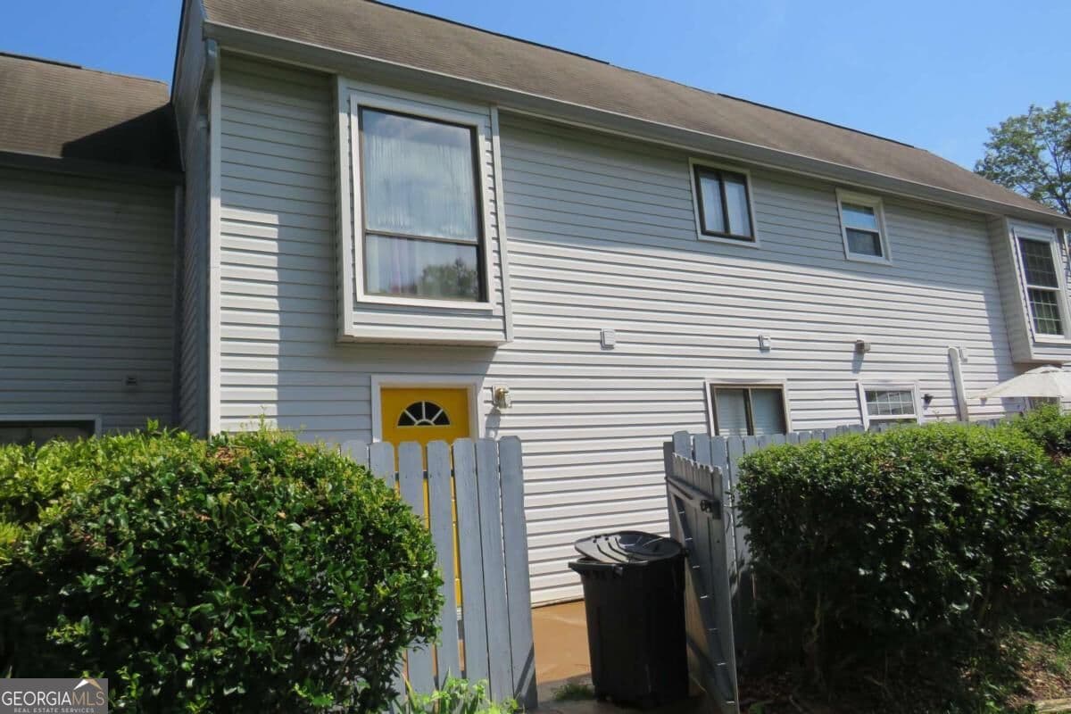 3 bedroom, 2.5 bathroom, 1,440 sq ft townhouse for rent at 22 FAIRVIEW Drive, Jonesboro, GA 30238 for $1,600 a month — photo 1 of 30