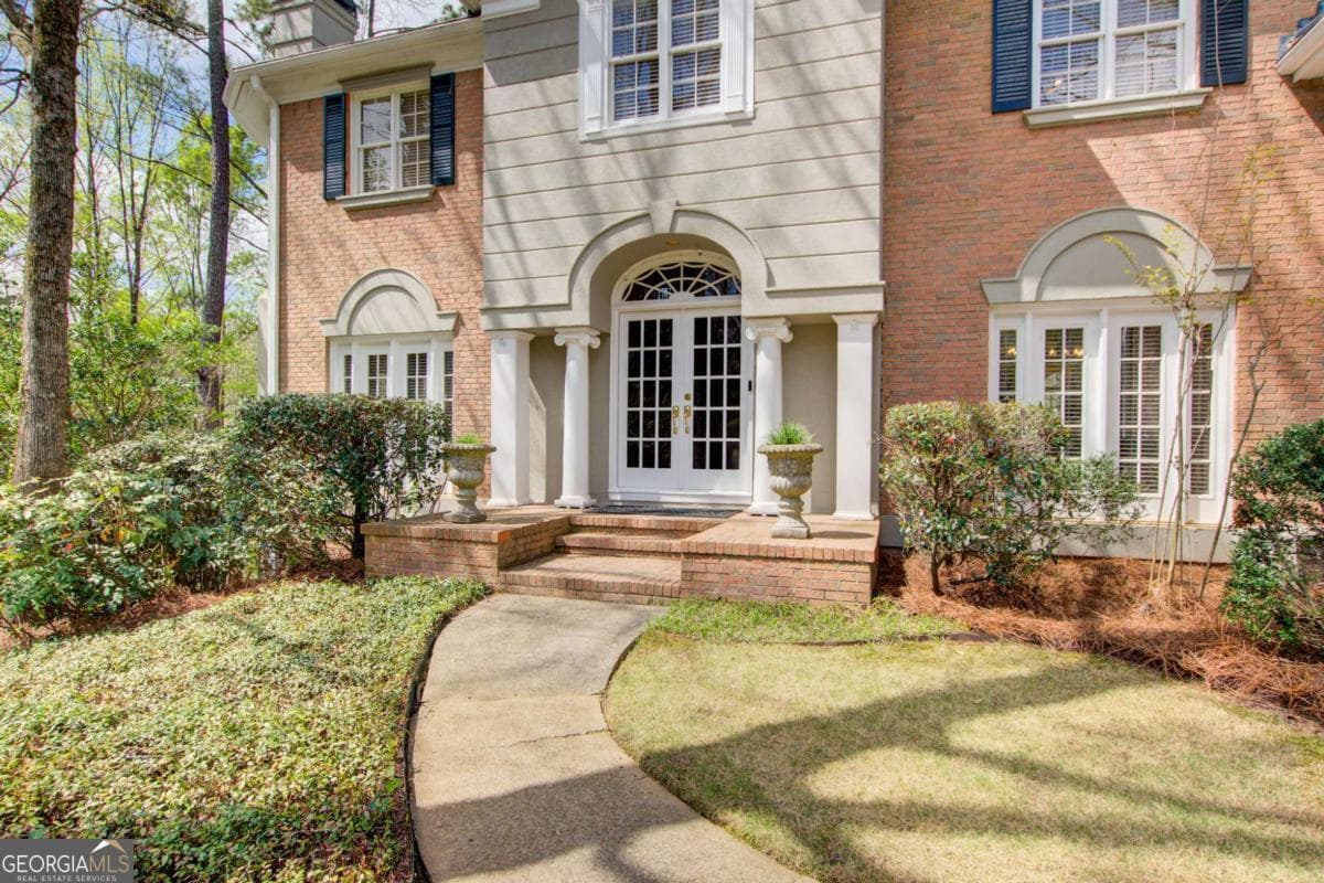 5 bedroom, 4.5 bathroom, 6,605 sq ft single family residence for sale at 940 Waters Reach Court, Alpharetta, GA 30022 — photo 2