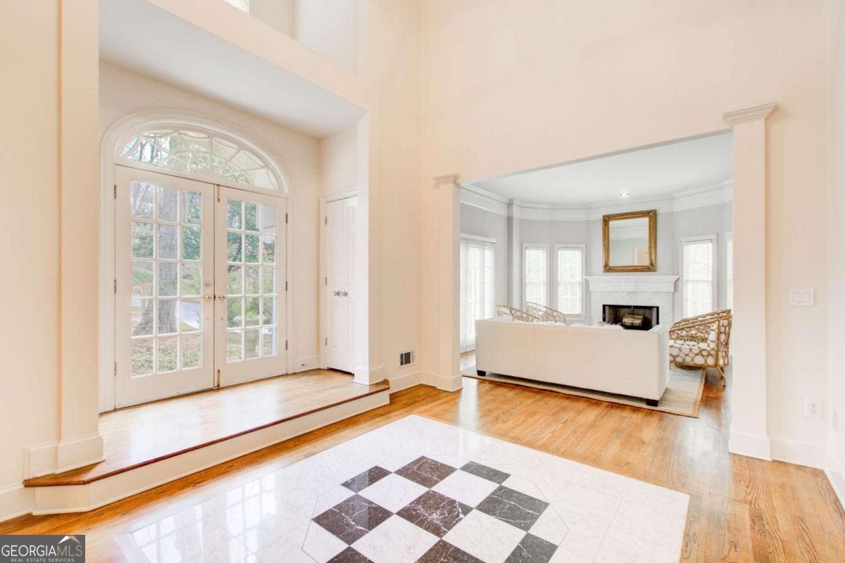 5 bedroom, 4.5 bathroom, 6,605 sq ft single family residence for sale at 940 Waters Reach Court, Alpharetta, GA 30022 — photo 4