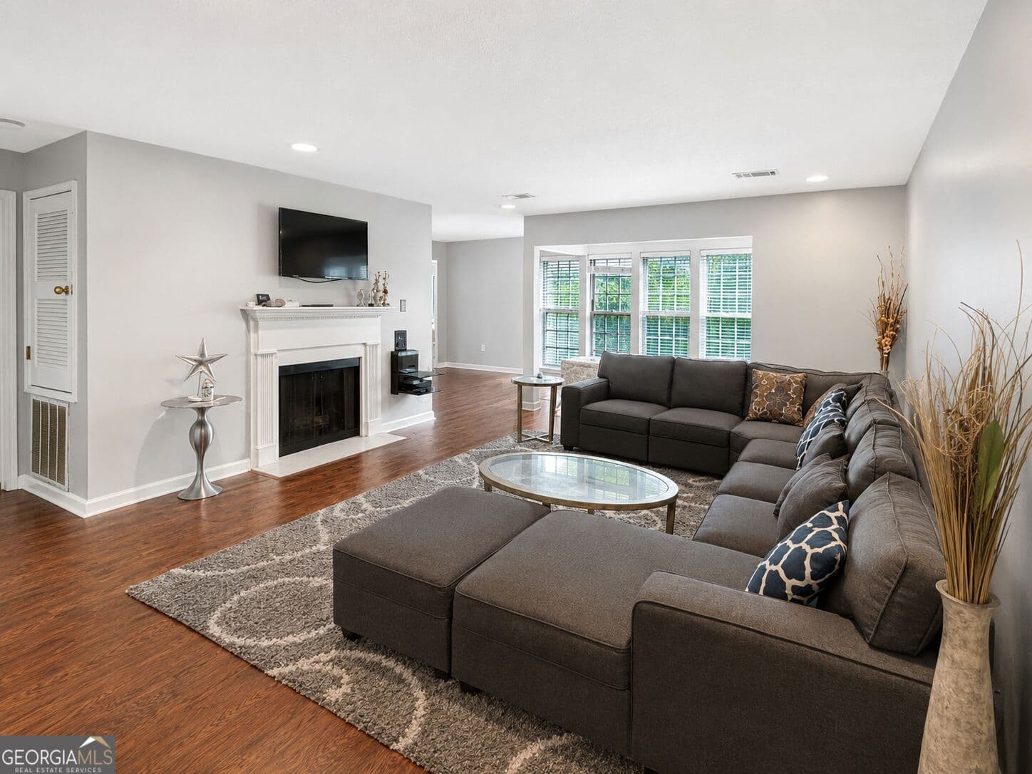 2 bedroom, 2 bathroom, 1,462 sq ft condominium for sale at 24314 Plantation Drive 314, Atlanta, GA 30324 — photo 1 of 12