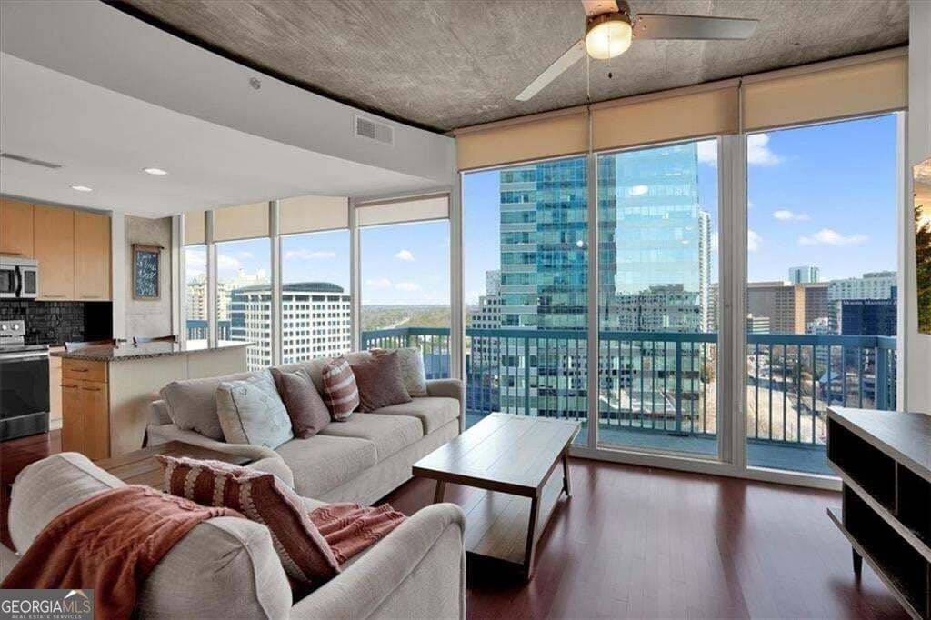 1 bedroom, 1 bathroom, 789 sq ft condominium for sale at 3324 Peachtree Road 1307, Atlanta, GA 30326 — photo 6