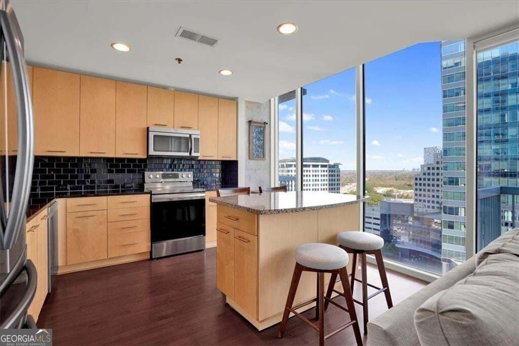 1 bedroom, 1 bathroom, 789 sq ft condominium for sale at 3324 Peachtree Road 1307, Atlanta, GA 30326 — photo 3