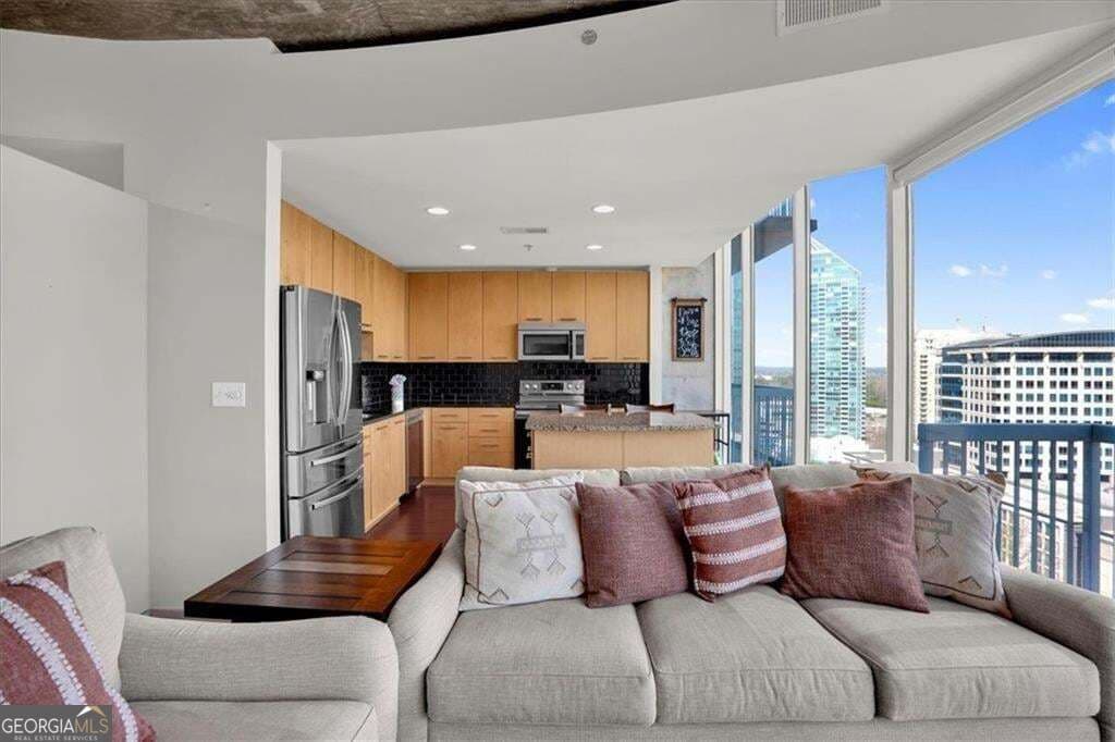 1 bedroom, 1 bathroom, 789 sq ft condominium for sale at 3324 Peachtree Road 1307, Atlanta, GA 30326 — photo 10