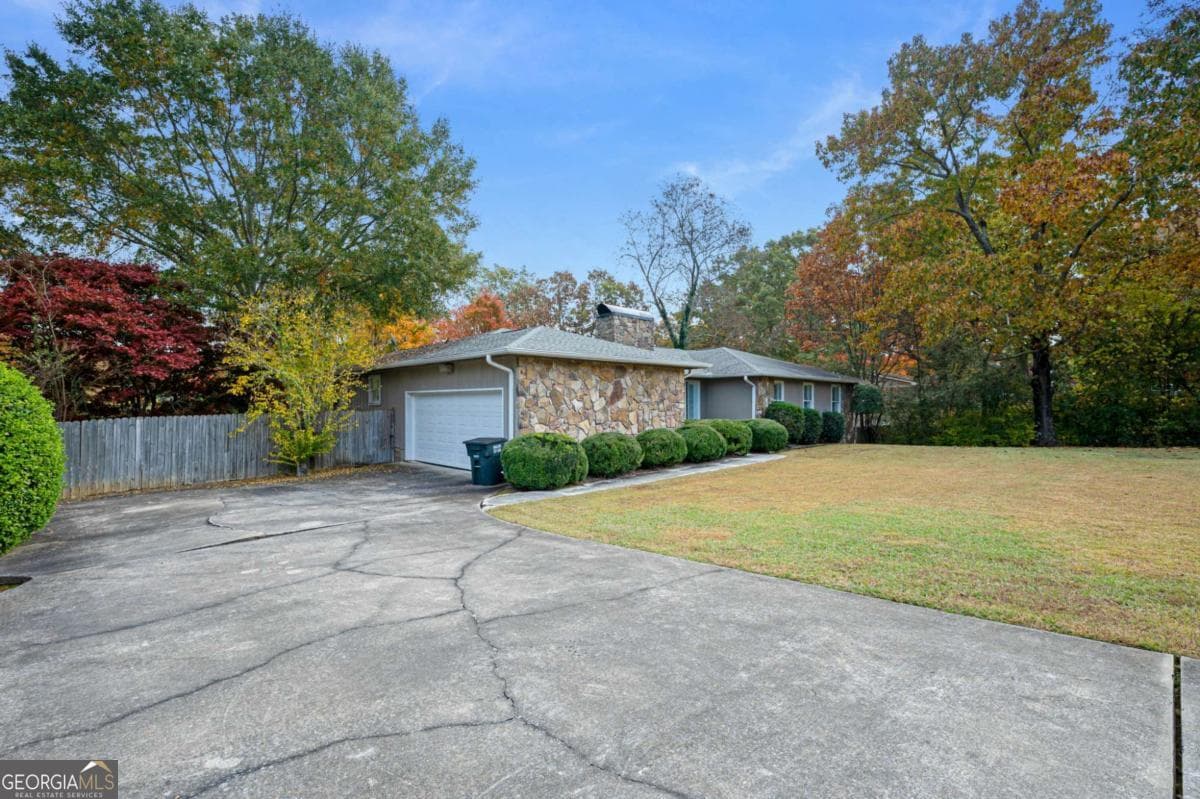 6 bedroom, 3.5 bathroom, 5,196 sq ft single family residence for sale at 127 Windsor Drive, Calhoun, GA 30701 — photo 3