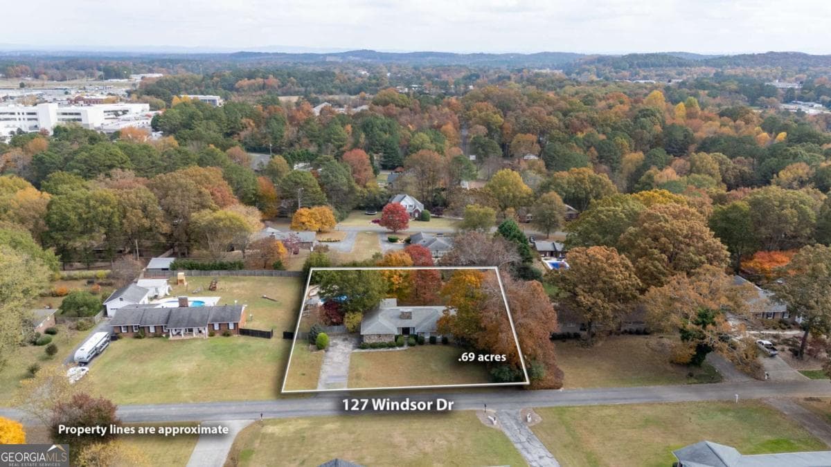 6 bedroom, 3.5 bathroom, 5,196 sq ft single family residence for sale at 127 Windsor Drive, Calhoun, GA 30701 — photo 4