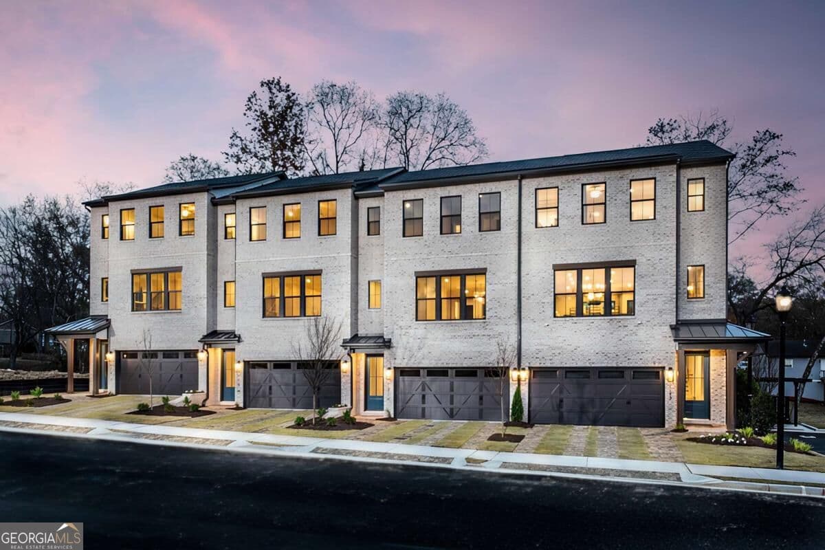 3 bedroom, 3.5 bathroom, 2,421 sq ft townhouse for sale at 117 Bridgecrest Road, Roswell, GA 30075 — photo 2