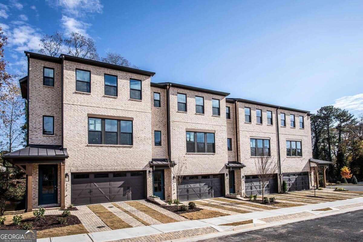 3 bedroom, 3.5 bathroom, 2,421 sq ft townhouse for sale at 117 Bridgecrest Road, Roswell, GA 30075