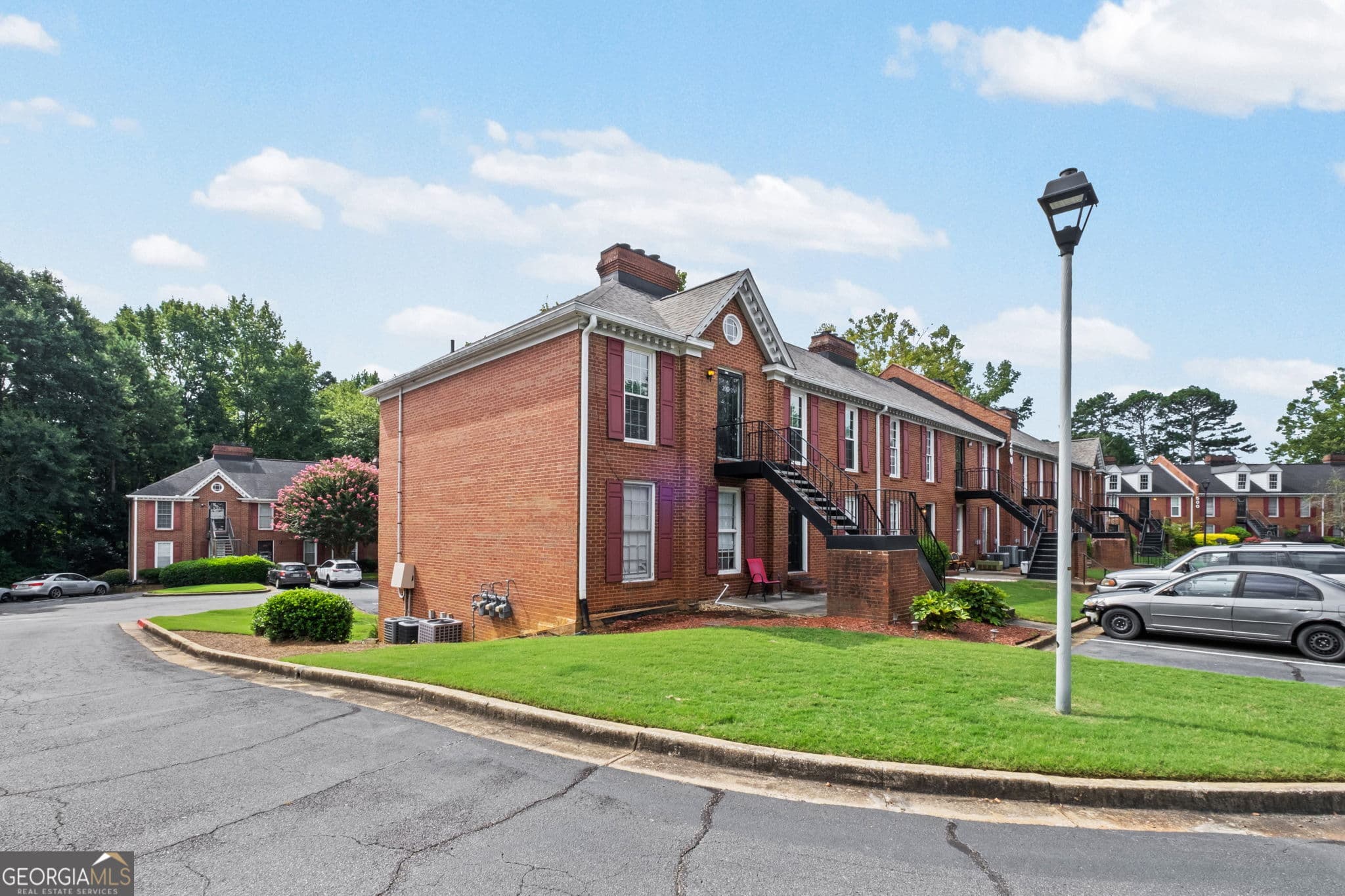 2 bedroom, 2 bathroom, 1,059 sq ft condominium for sale at 1166 Booth Road 209, Marietta, GA 30008 — photo 2