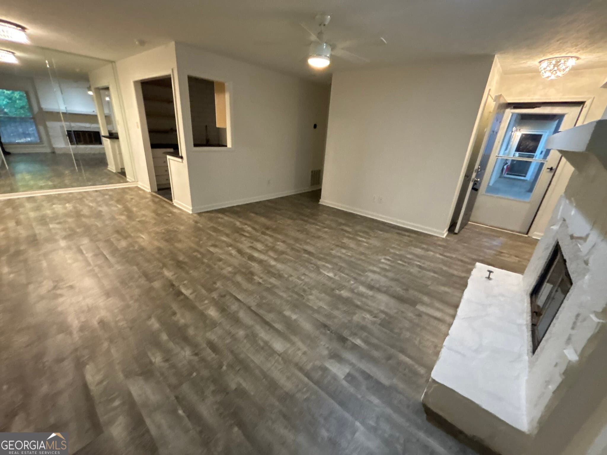 2 bedroom, 2 bathroom, 1,157 sq ft condominium for sale at 1113 Lake Pointe Circle, Roswell, GA 30075 — photo 7