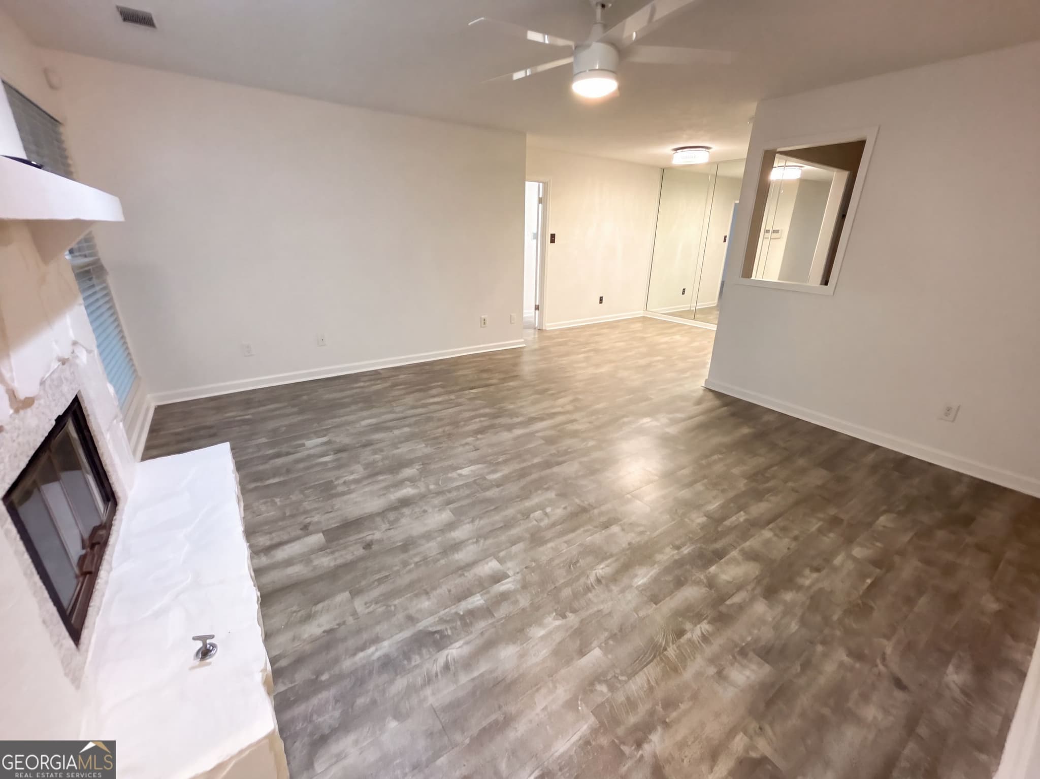 2 bedroom, 2 bathroom, 1,157 sq ft condominium for sale at 1113 Lake Pointe Circle, Roswell, GA 30075 — photo 3
